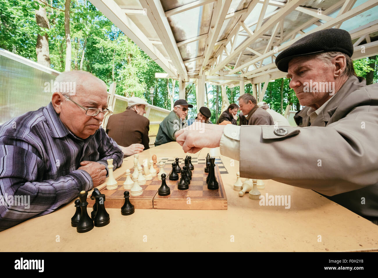 Biélorussie, MINSK - 9 mai 2014 : les retraités actifs, de vieux amis et de temps libre, les hommes s'amusant et en jouant aux échecs à city Banque D'Images