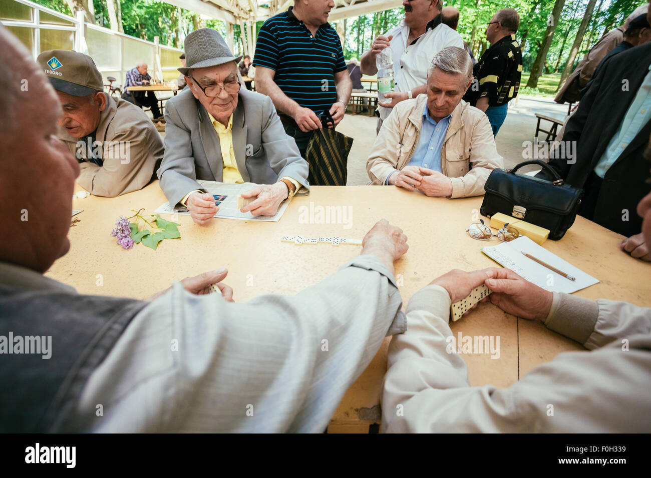 Biélorussie, MINSK - 9 mai 2014 : les retraités actifs, de vieux amis et de temps libre, les hommes s'amusant et en jouant aux échecs à city Banque D'Images