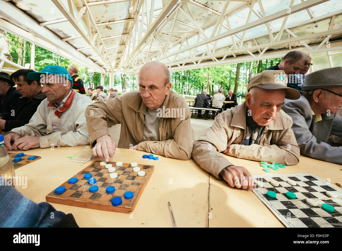 Biélorussie, MINSK - 9 mai 2014 : les retraités actifs, de vieux amis et de temps libre, les hommes s'amusant et en jouant aux échecs à city Banque D'Images