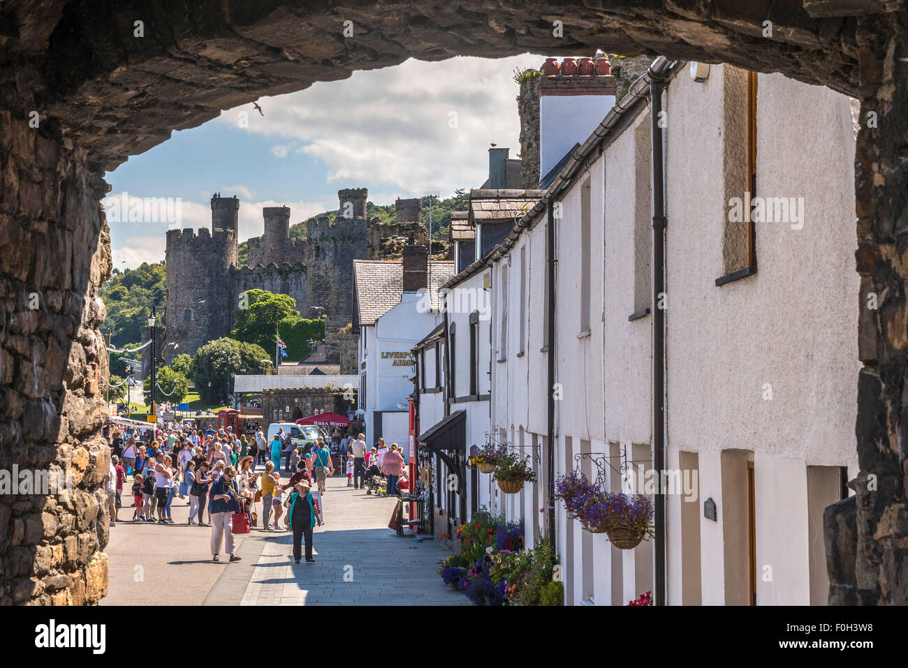 Conway quayside Gwynedd Conwy castle au nord du Pays de Galles. Banque D'Images