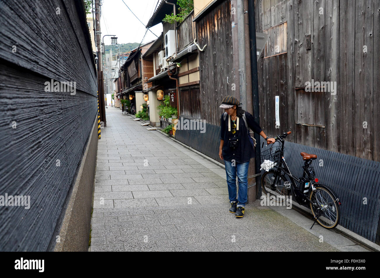 Voyageur et japonais voir zone la plus populaire de Gion est Hanami-koji Street à partir de l'Avenue Shijo de Temple Kennin-ji à Gion Banque D'Images