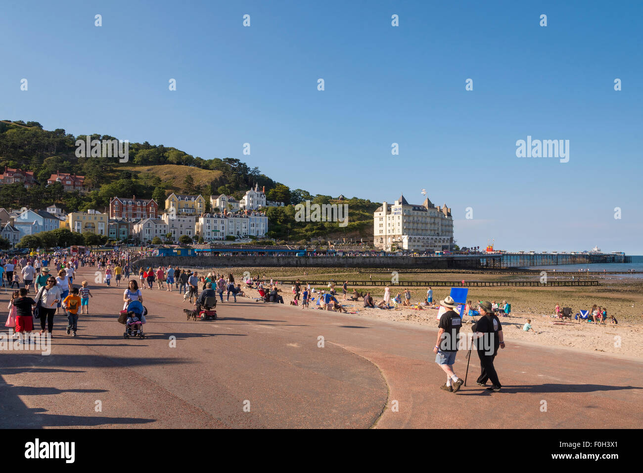 Llandudno. promenade. Pier Hotel Clwyd au nord du Pays de Galles. Grand Orme Banque D'Images