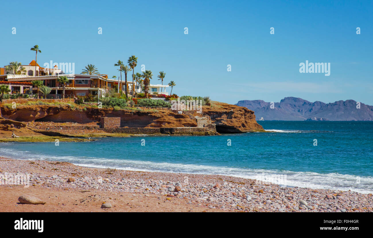 Maison de la mer - maison construite sur la roche dans la belle station balnéaire de la baie de San Carlos, San Carlos, Mexique Banque D'Images