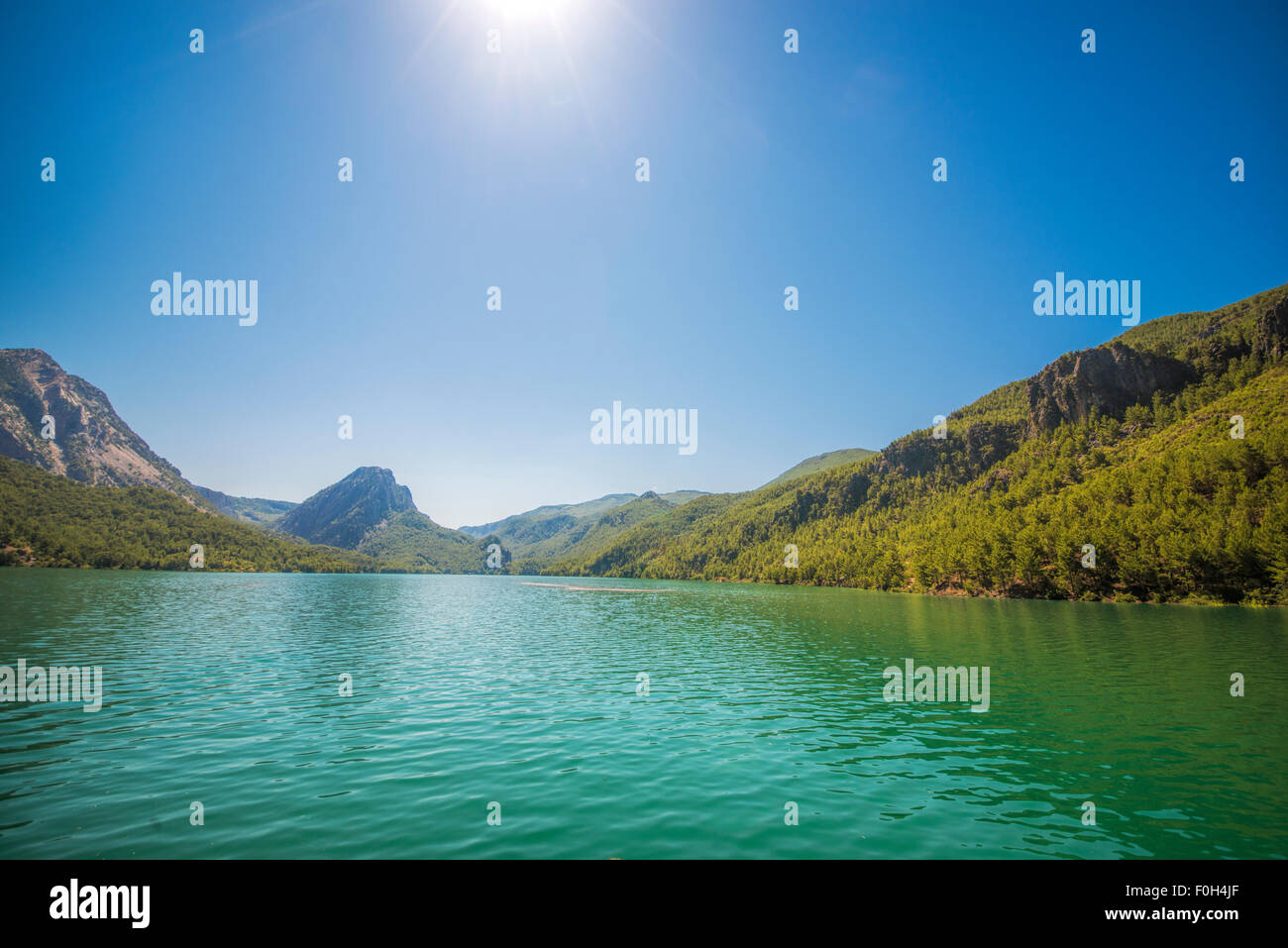 Ciel bleu et vert des arbres sur le lac. Banque D'Images