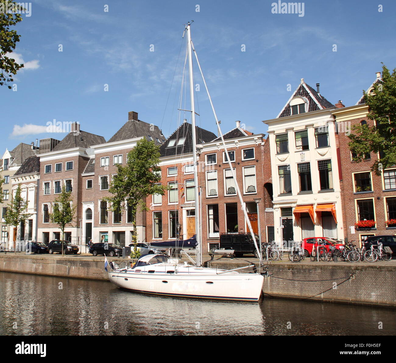 Groningen. Août-05-2015. Bateau dans la rivière A dans la ville de Groningen. Pays-bas Banque D'Images