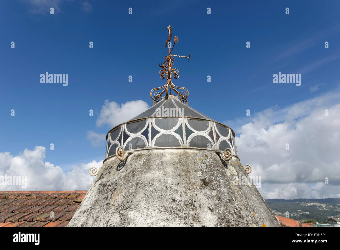 Une lucarne de toit dans une maison du 19e siècle dans la région de Fafe, Portugal Banque D'Images