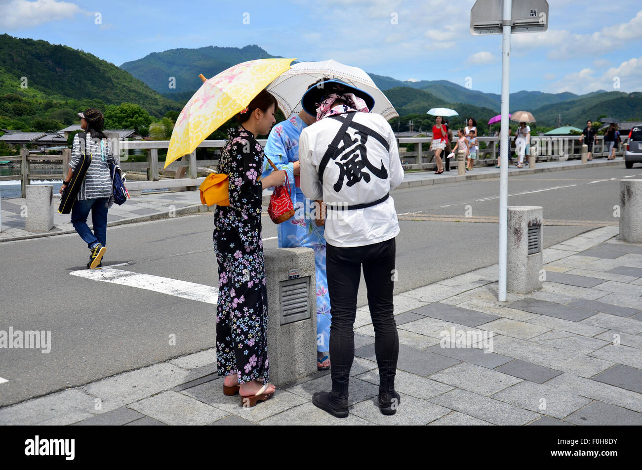 Rickshaw Driver présentation sur le tour de ville pour arashiyama voyageur à pont Togetsukyo le 12 juillet 2015 à Kyoto, Jap Banque D'Images