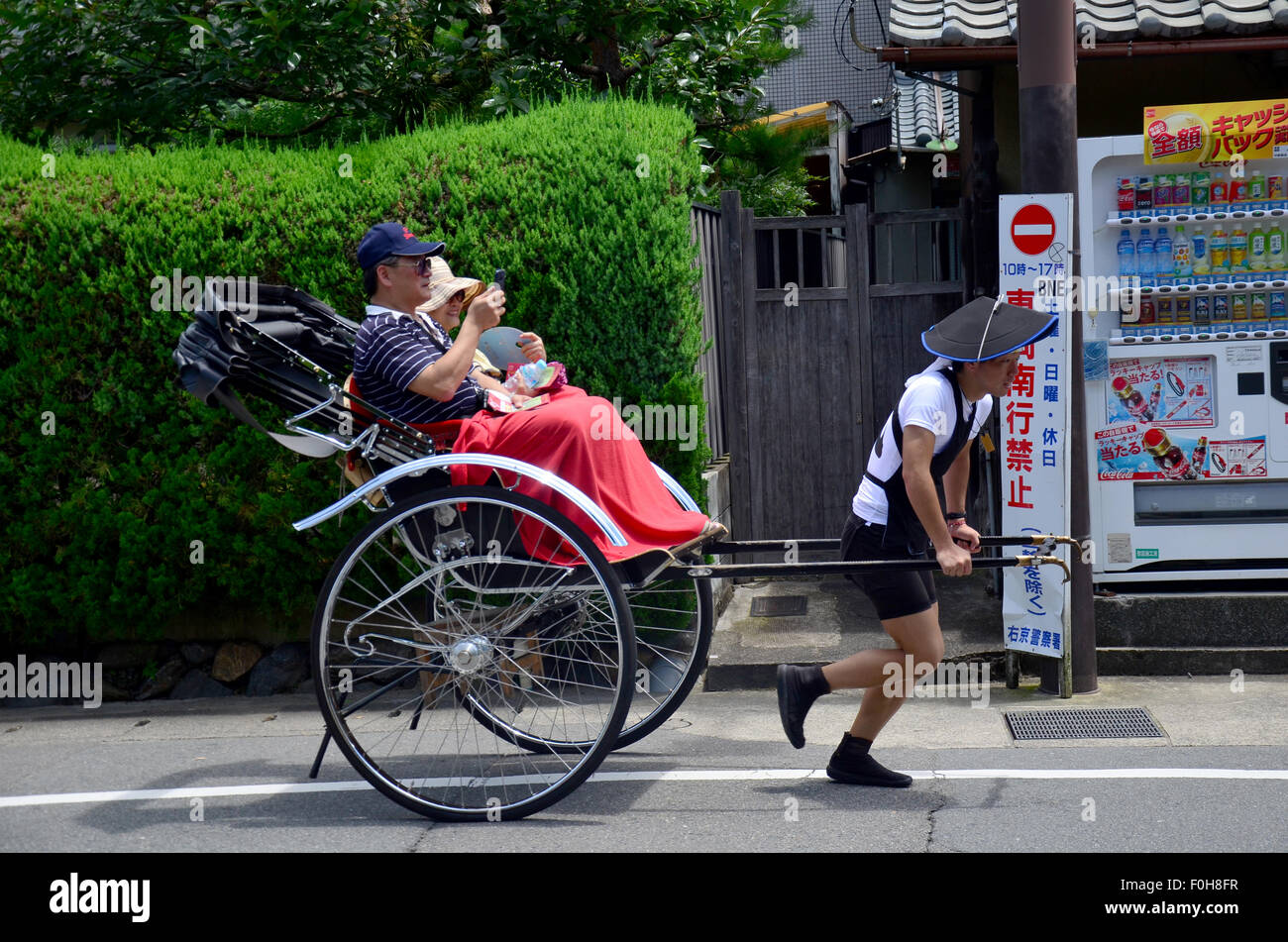 Traveler utiliser rickshaw pour tour de ville arashiyama, le 12 juillet 2015 à Kyoto, Japon Banque D'Images