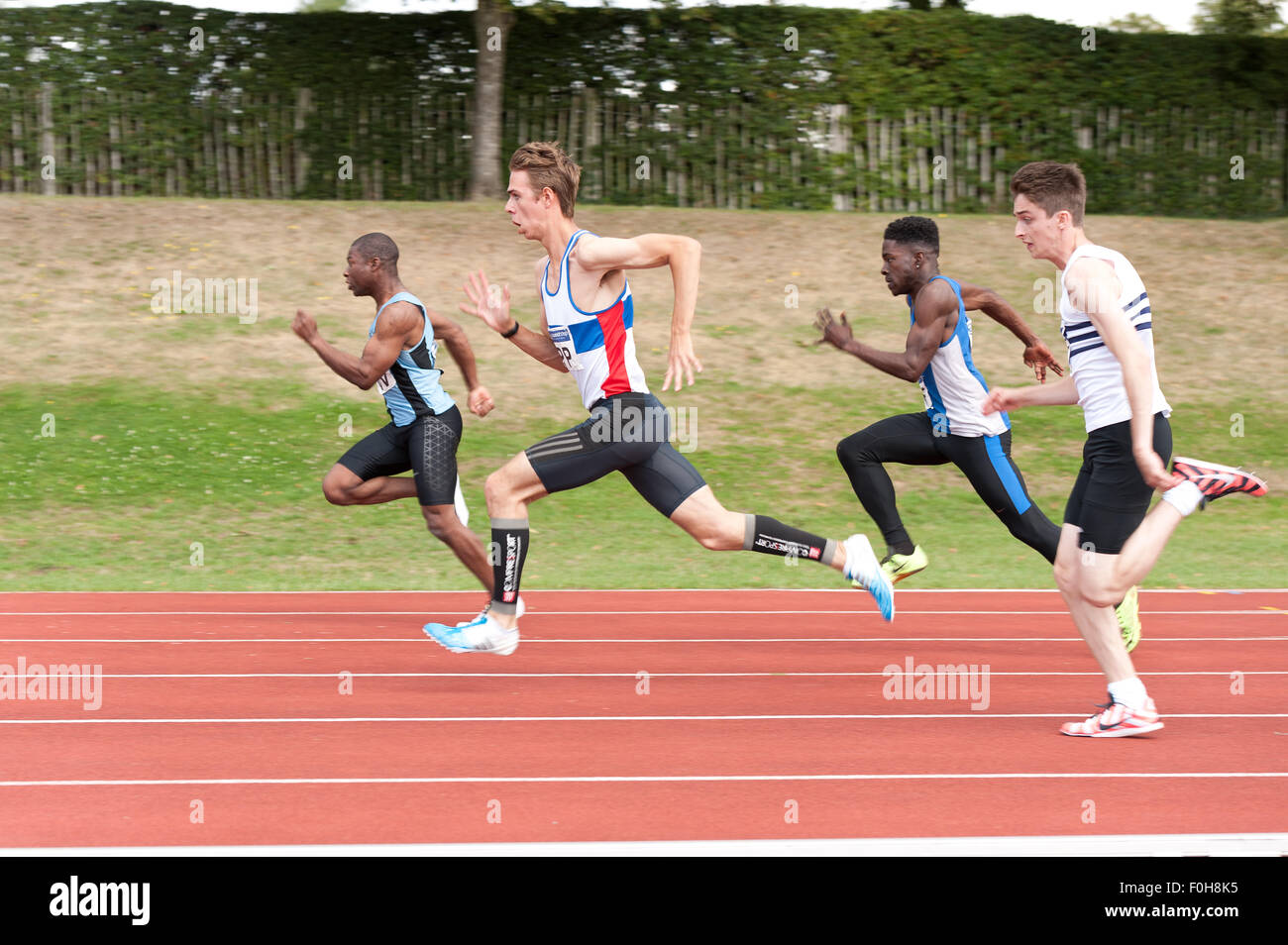Le sport pour tous les 100m sprint masculin race centaines de mètres tourner à grande vitesse les athlètes sprinters en compétition sur piste et field event Banque D'Images
