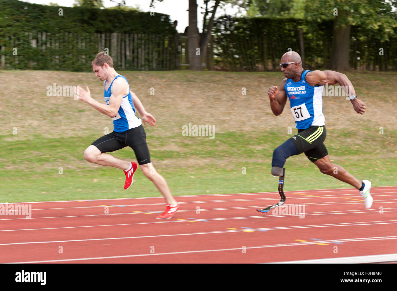 Le sport pour tous les 100m sprint masculin race centaines de mètres tourner à grande vitesse les athlètes sprinters en compétition sur piste et field event Banque D'Images