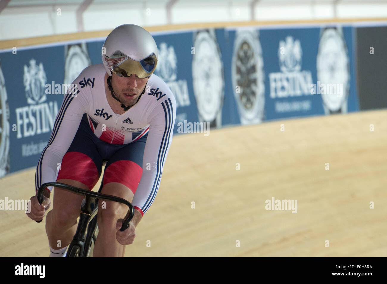 Derby, Royaume-Uni. Août 16, 2015. Mark Cavendish participe à la tour, une partie de l'omnium à la série révolution au Derby Arena, Derby, Royaume-Uni le 16 août 2015. La révolution est une série de courses sur piste, avec de nombreux des meilleurs du monde les cyclistes sur piste. Cet événement, qui se déroule sur 3 jours, du 14 au 16 août 2015, est un important événement pour la préparation des Jeux Olympiques de Rio 2016, permettant aux coureurs britanniques de marquer des points de qualification pour les Jeux. Crédit : Andrew Peat/Alamy Live News Banque D'Images