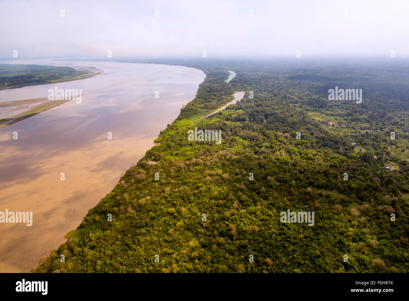 Amazon River par antenne, avec les colonies et secondaire, près de la forêt d'Iquitos, Pérou Banque D'Images
