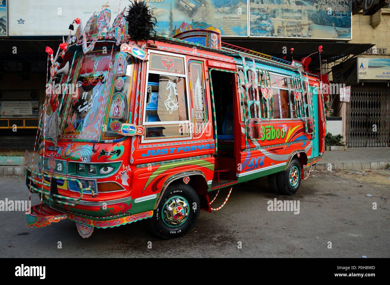 Décorées de façon traditionnelle de l'art d'autobus pakistanais Karachi Pakistan Banque D'Images