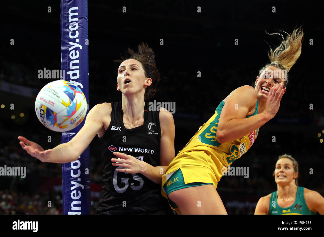 Sydney, Australie. Août 16, 2015. Maria Tutaia prend le ballon de Laura Geitz finale de la Coupe du Monde de netball, Fougères d'argent comparativement à l'Australie, tous les téléphones Arena, Sydney, Australie. Dimanche 16 août 2015. © Plus Sport Action/Alamy Live News Banque D'Images