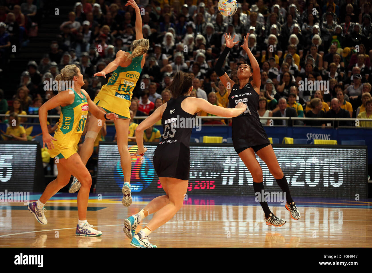 Sydney, Australie. Août 16, 2015. Maria Tutaia attrape le col de Bailey sur Mes Laura Geitz finale de la Coupe du Monde de netball, Fougères d'argent comparativement à l'Australie, tous les téléphones Arena, Sydney, Australie. Dimanche 16 août 2015. © Plus Sport Action/Alamy Live News Banque D'Images