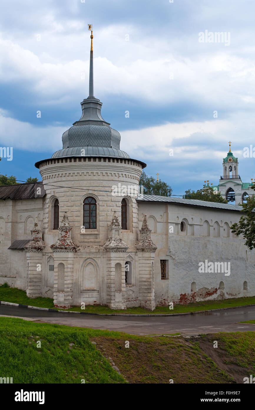 Le sud-ouest (Epiphanie) mur de la tour du monastère de la Sainte Transfiguration à Yaroslavl Banque D'Images