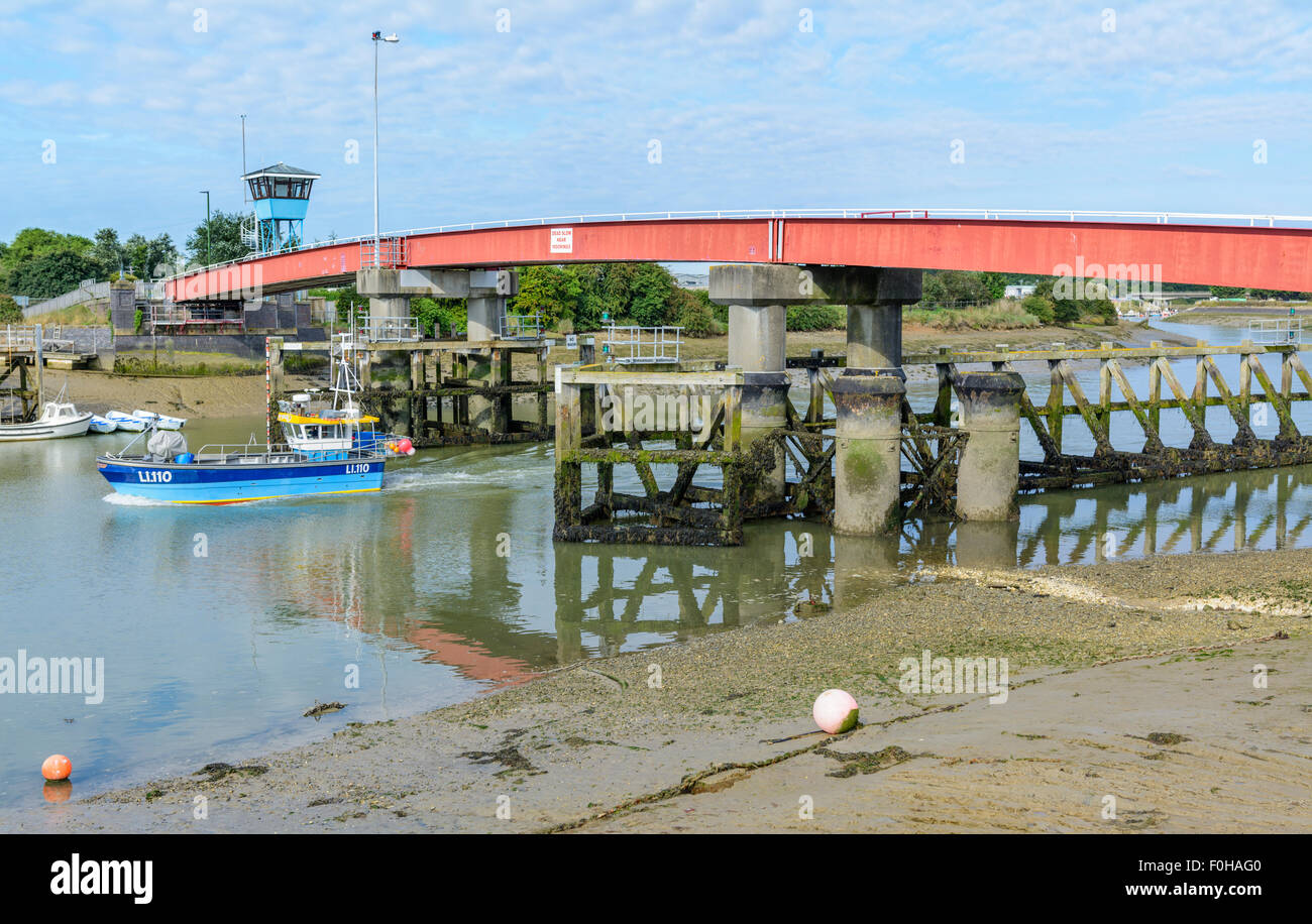 Bateau sous la passerelle escamotable de l'autre côté de la rivière Arun à marée basse à Littlehampton, West Sussex, Angleterre, Royaume-Uni. Banque D'Images