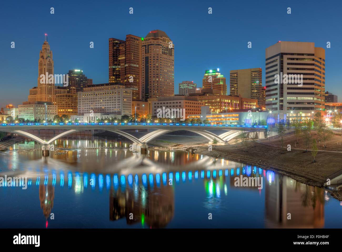 Le ciel s'éclaircit sur l'horizon pendant l'aube à Columbus, Ohio. Banque D'Images