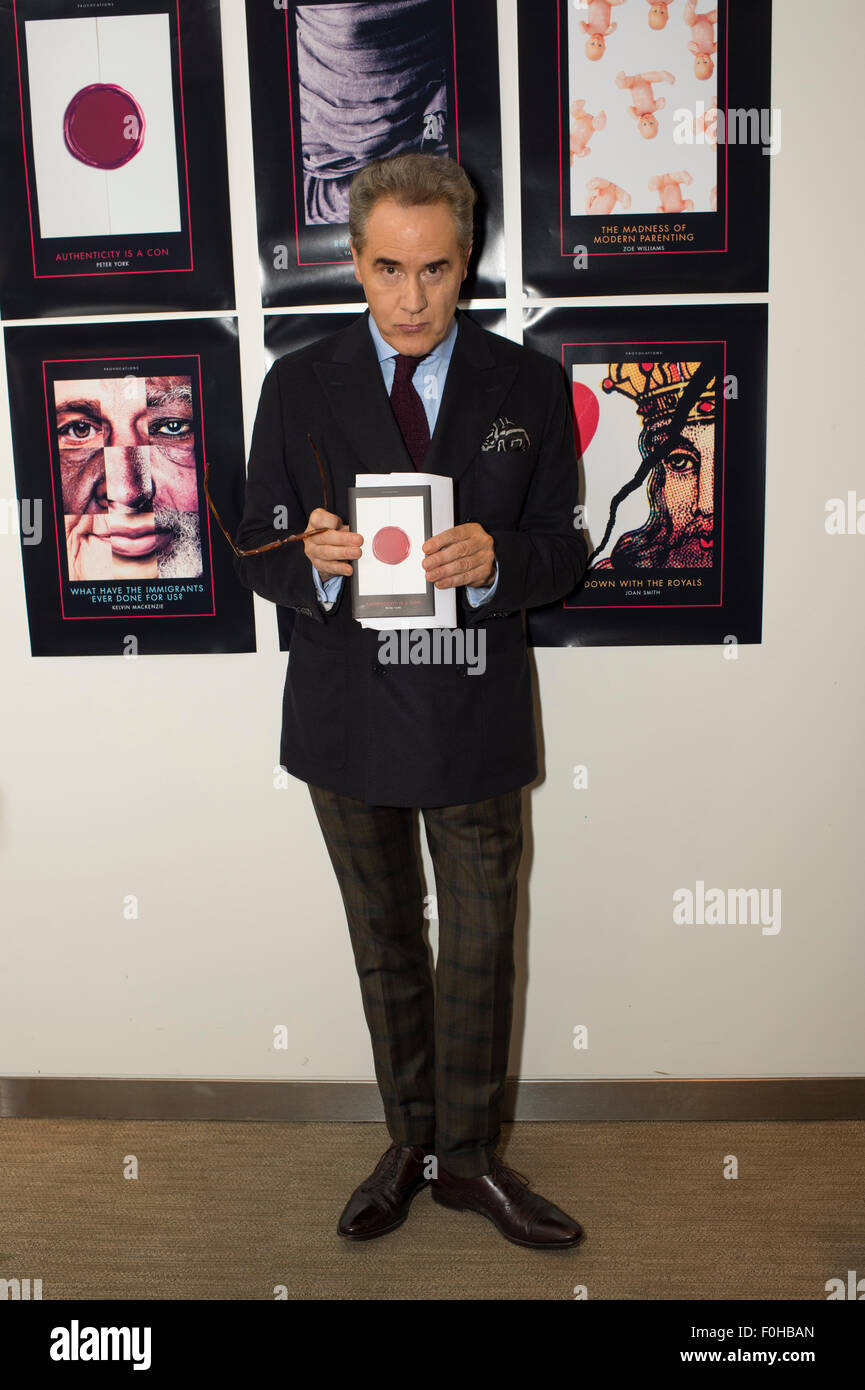Peter York, auteur et communicateur lors du lancement de son livre, l'authenticité est un Con, une partie de la série de livres de provocation. Banque D'Images