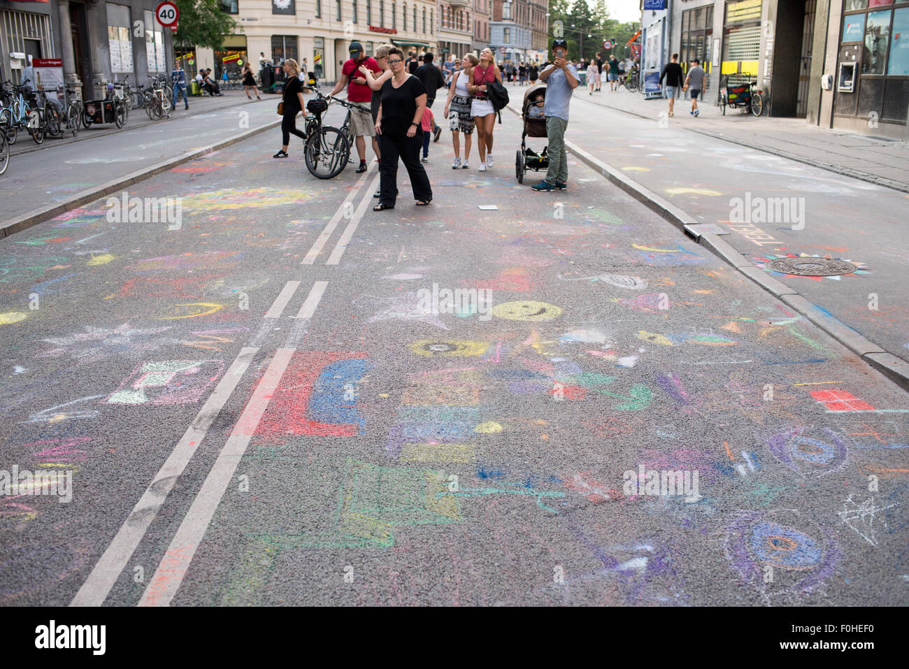 Copenhague, Danemark. Août 16, 2015. Une tentative de créer la plus grande peinture d'art a été faite à la craie sur 1,3 km de long Nørrebrogade à Copenhague le 16 août, le Danemark Crédit : Andreas Altenburger/Alamy Live News Banque D'Images