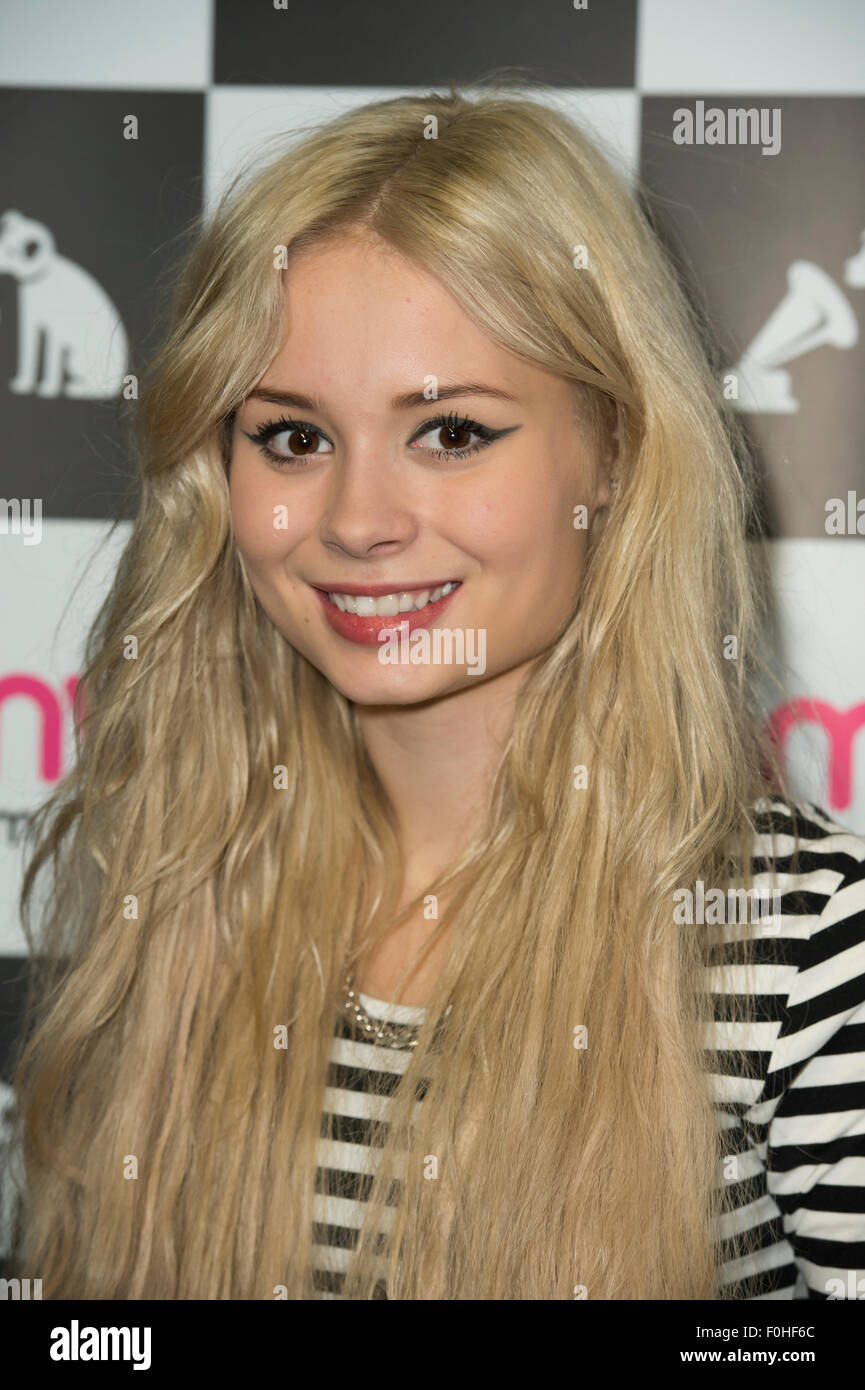 La chanteuse écossaise compositeur Nina Nesbitt chez HMV de Londres. Banque D'Images