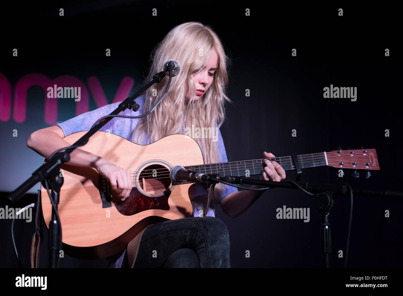 Le chanteur-compositeur écossais Nina Nesbitt en concert au HMV de Londres. Banque D'Images