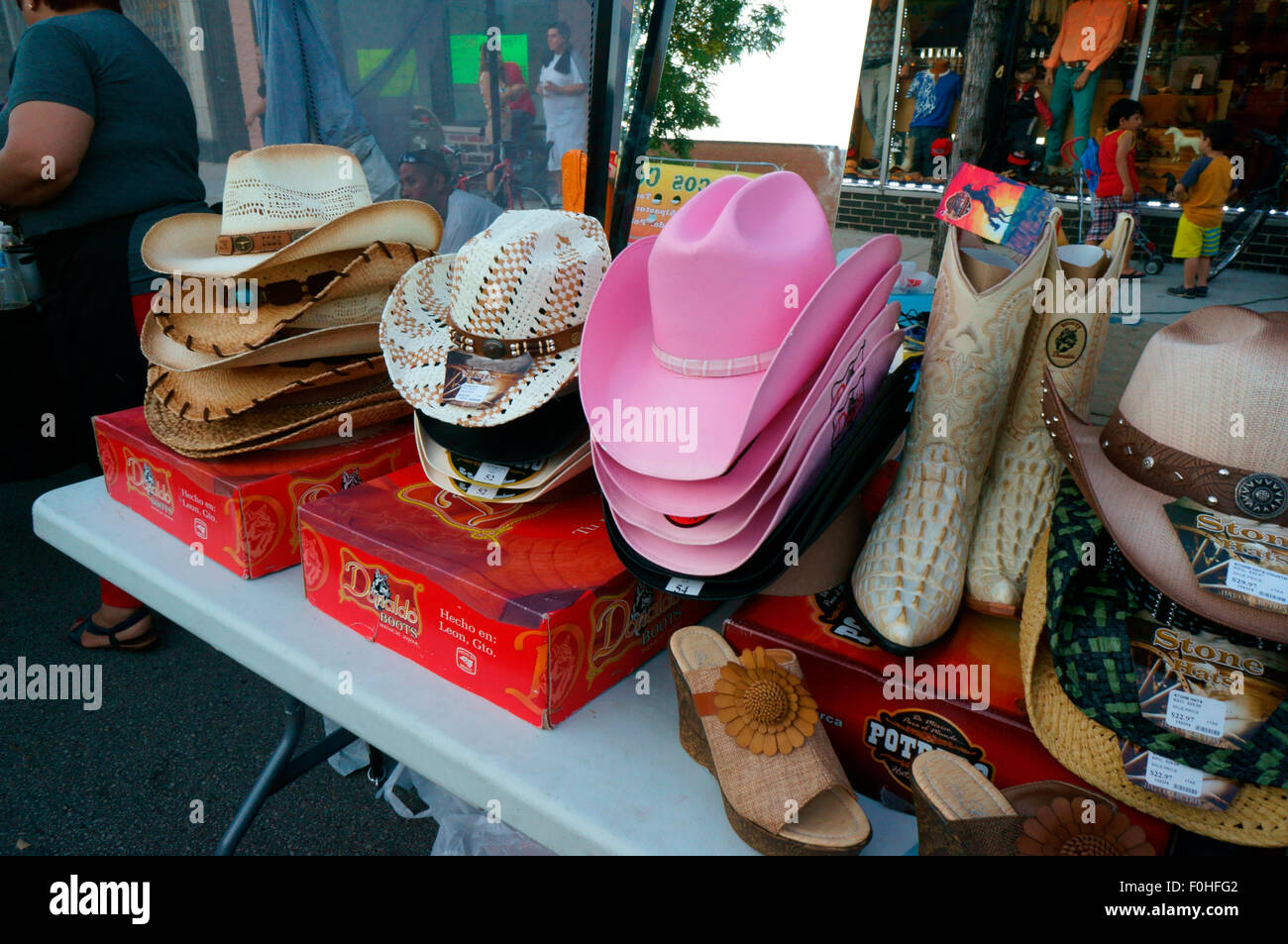 Les hommes et femmes, les chapeaux et les bottes de cowboy Banque D'Images