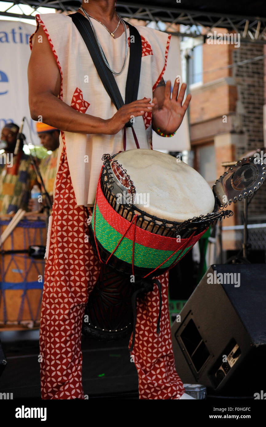 Seneke Ensemble de percussion de l'Afrique de l'Ouest membre pour jouer un Djembe tambour en bois à l'occasion du festival de quartier de La Rue Clark Banque D'Images