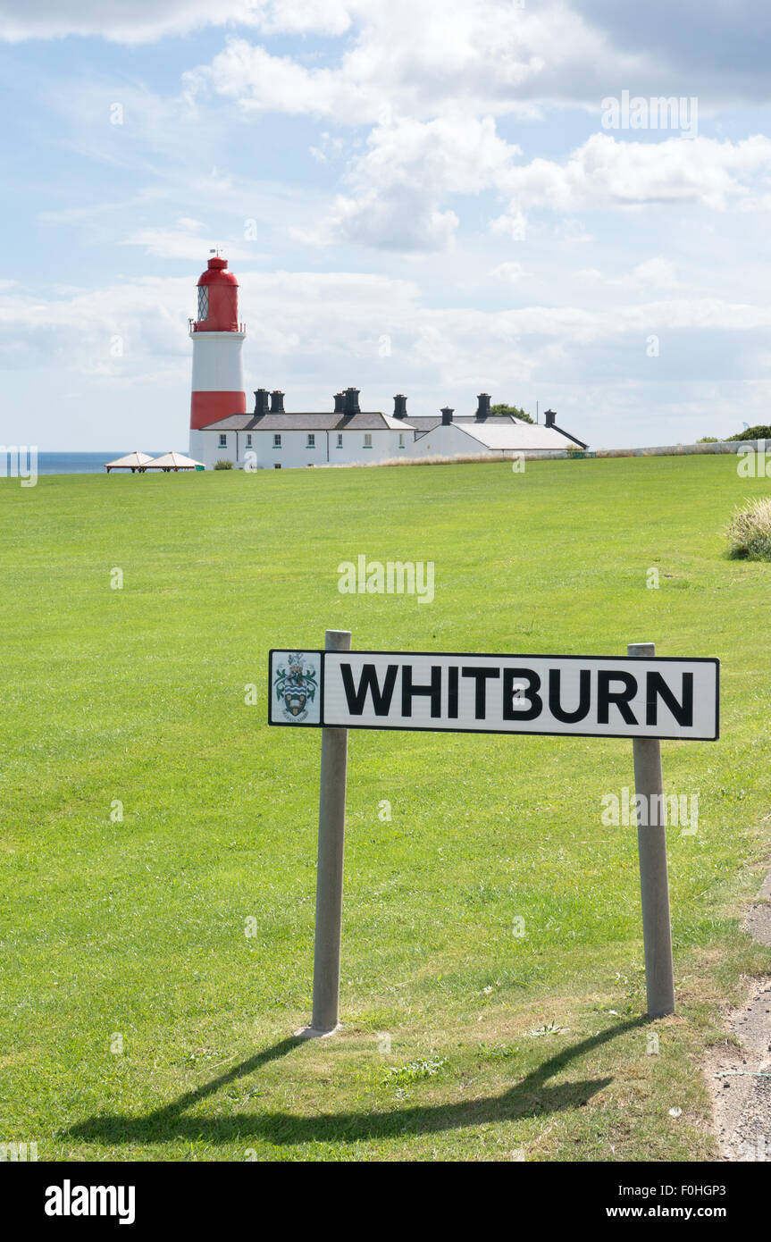 Whitburn panneau du village avec Souter phare en arrière-plan, Tyne and Wear, England UK Banque D'Images