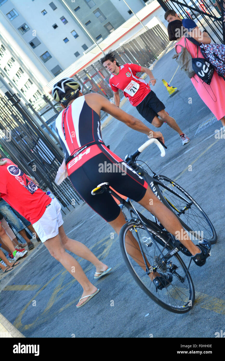 Gibraltar. 16 août, 2015. L'équipe de Natwest Gibraltar Triatholon a eu lieu ce dimanche avec les enfants et participer à la nouvelle du circuit prévu. D'abord les athlètes ont nagé 300m à l'intérieur de la zone portuaire, avant de partir sur un 7,8 km (6 tour) circuit routier pour les cyclistes. L'itinéraire s'athlètes en routes principales, avec le plus grand nombre de marshalls et les bénévoles encore vu dans l'année 10 présence de triathlon à Gibraltar. Crédit : Stephen Ignacio/Alamy Live News Banque D'Images