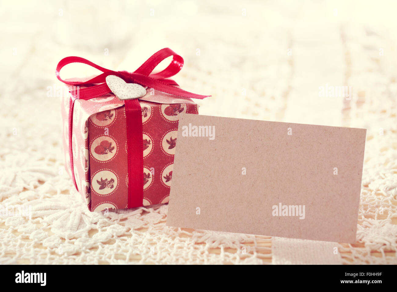 Fait main présente les boîtes avec des rubans rouges et blancs en forme de coeur tags et carte message Banque D'Images