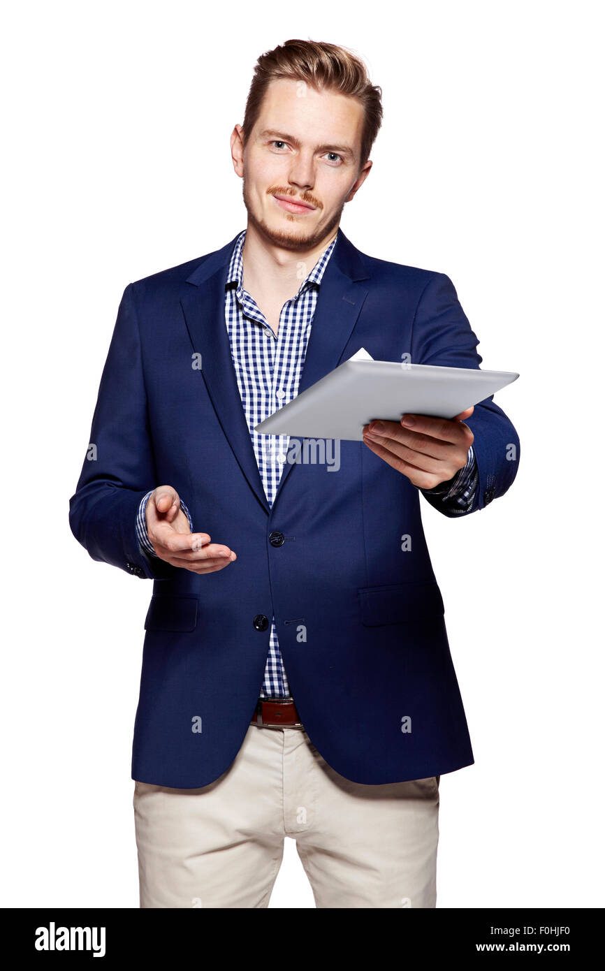 Portrait of a young man giving une tablette numérique. Isolé sur fond blanc. Banque D'Images