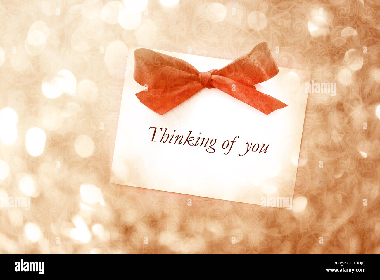 On pense à vous message avec ruban rouge sur fond clair vintage Banque D'Images