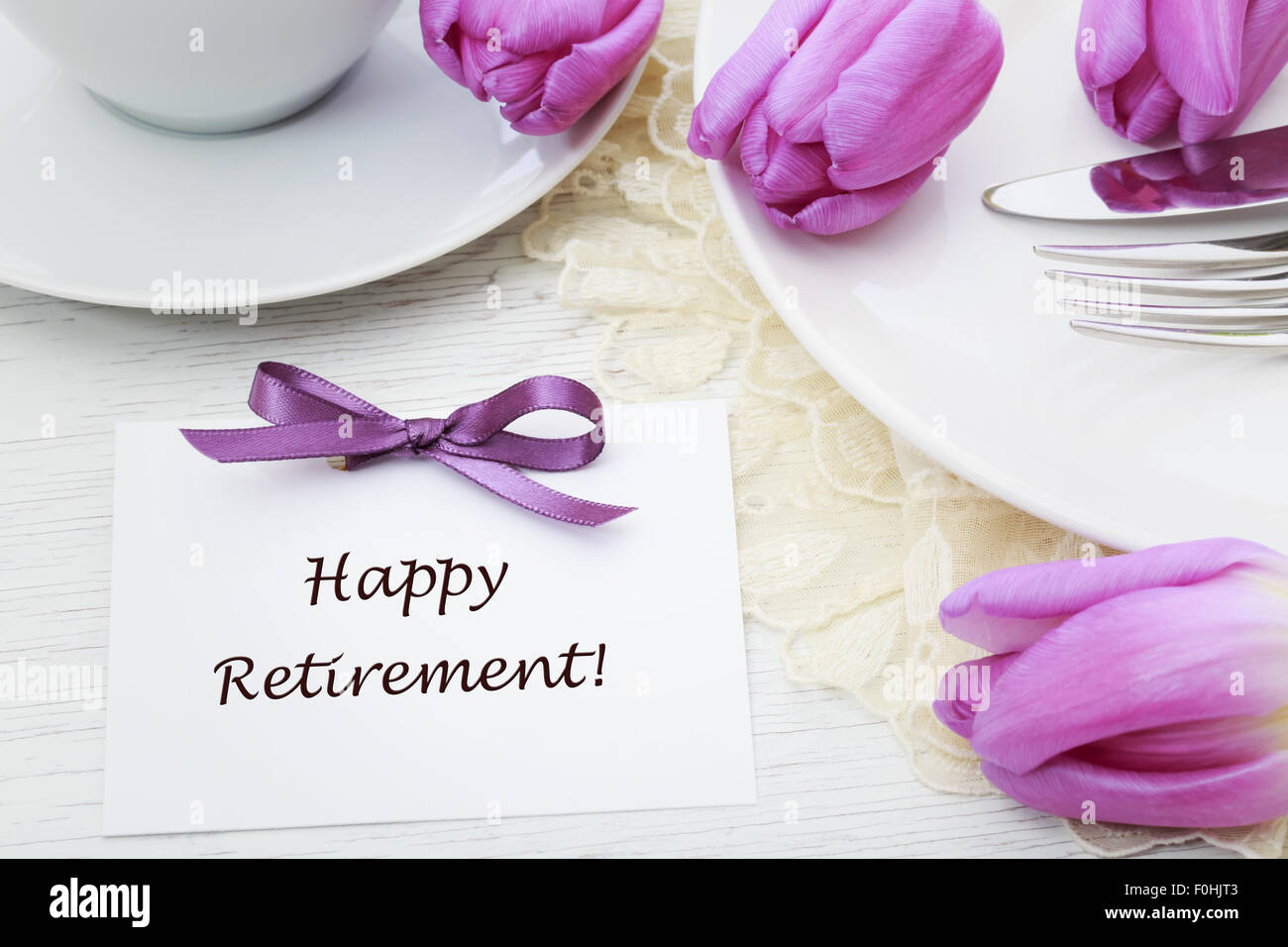 Bonne retraite message avec table et tulipes violet Banque D'Images