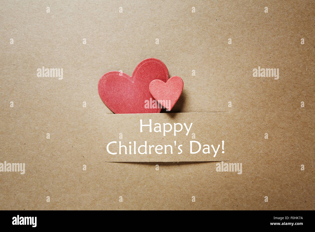 Message pour la journée des enfants avec des coeurs en papier rouge Banque D'Images