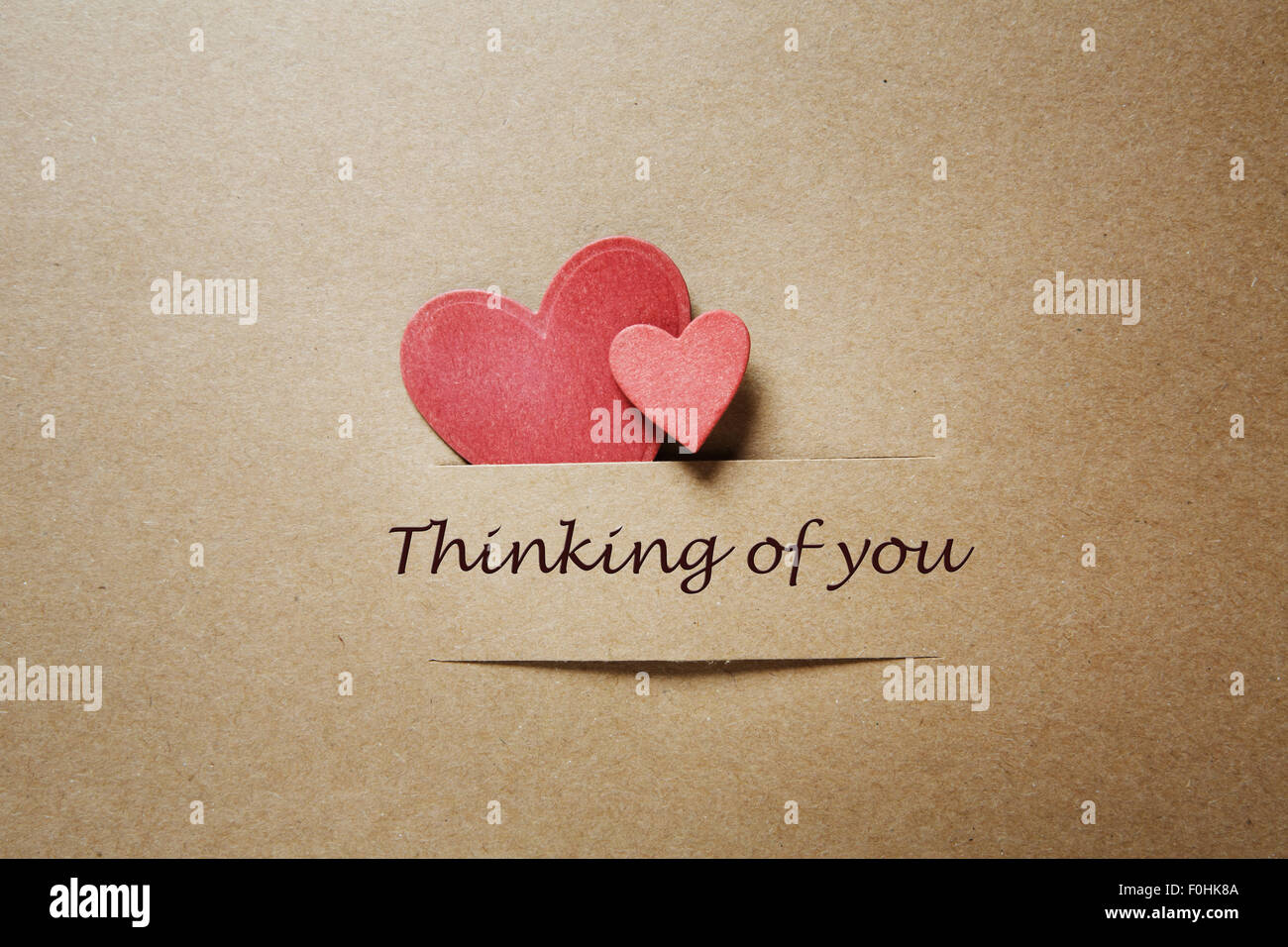 On pense à vous message avec des coeurs en papier fait main Banque D'Images