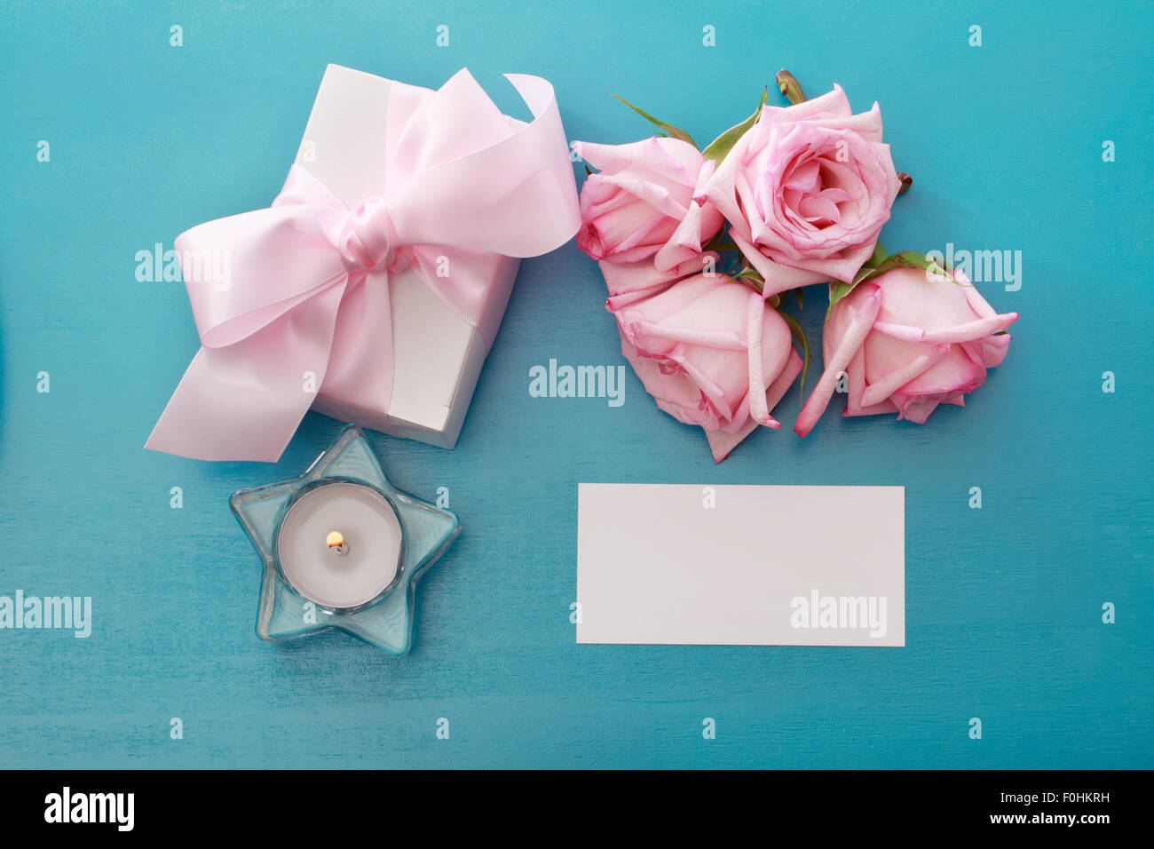 Boîte cadeau et carte vierge avec des roses rose Banque D'Images