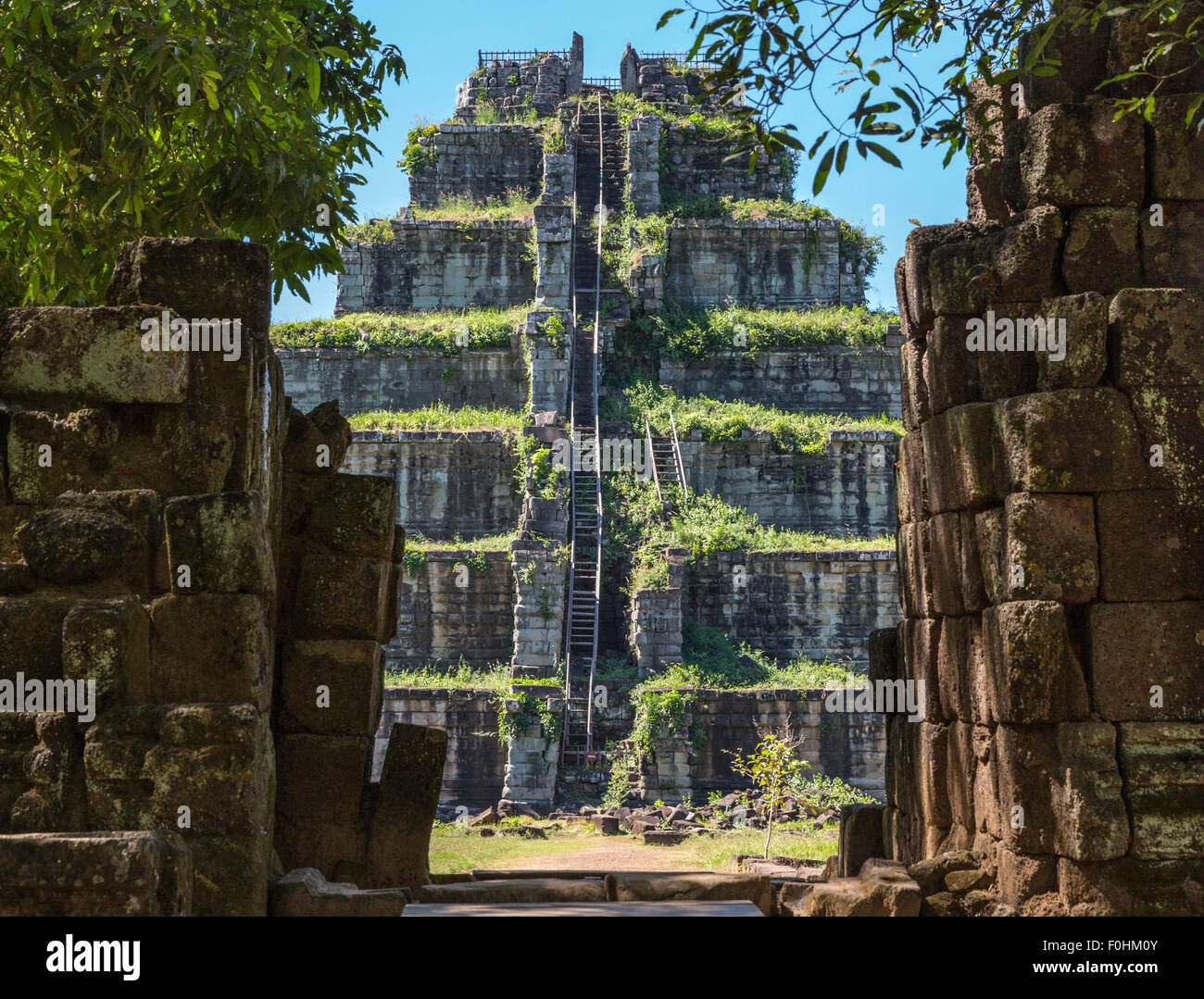 Sept étages, ruine de la 10e siècle Prang Khmer pyramide dans Koh Ker, au Cambodge, qui est de 2,5 heures au nord de Siem Reap et Angkor. Banque D'Images