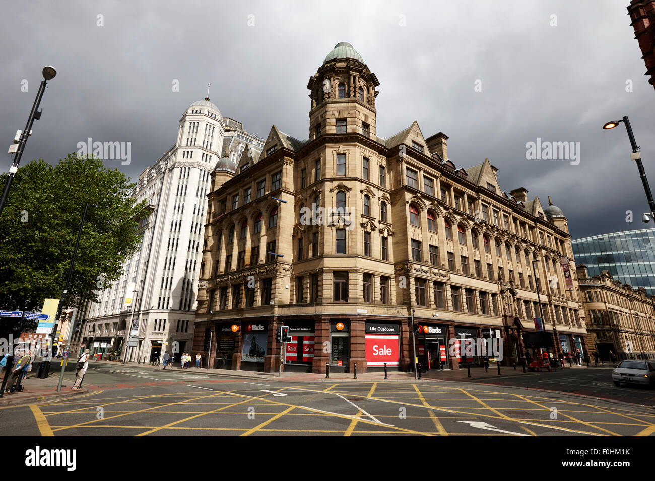 Bâtiments sur la rue principale 196 874-6448 centre de Manchester England UK Banque D'Images