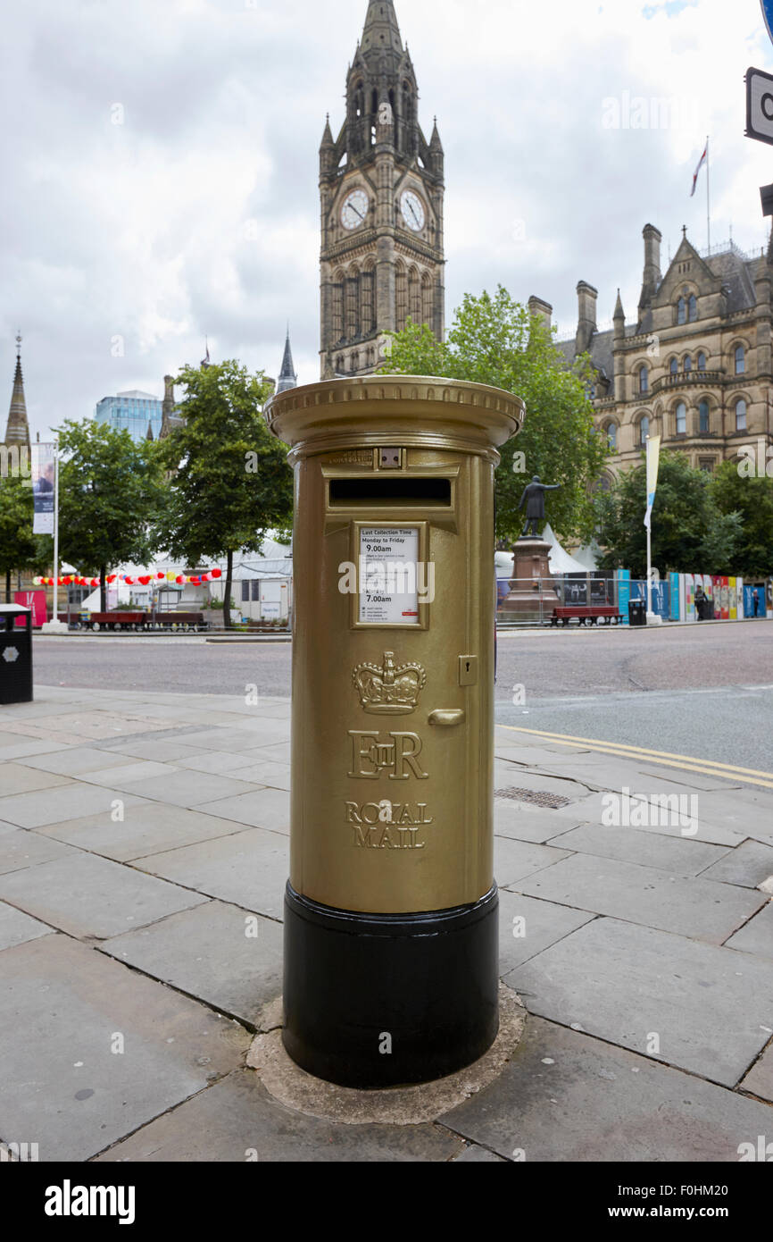 Boite aux lettres peinte d'or médailles d'or olympiques signifiant dans albert square Manchester England UK Banque D'Images