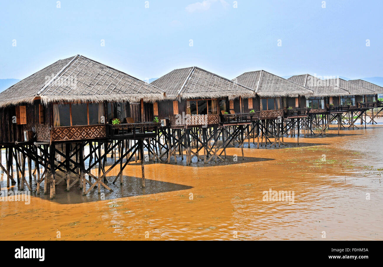 Chambre d'hôtel de luxe sur le lac Inle au Myanmar Banque D'Images