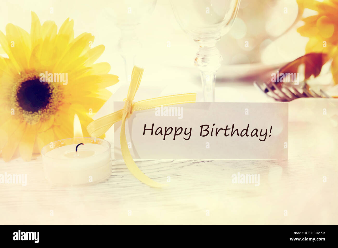 Anniversaire carte message avec table et gerberas jaune Banque D'Images