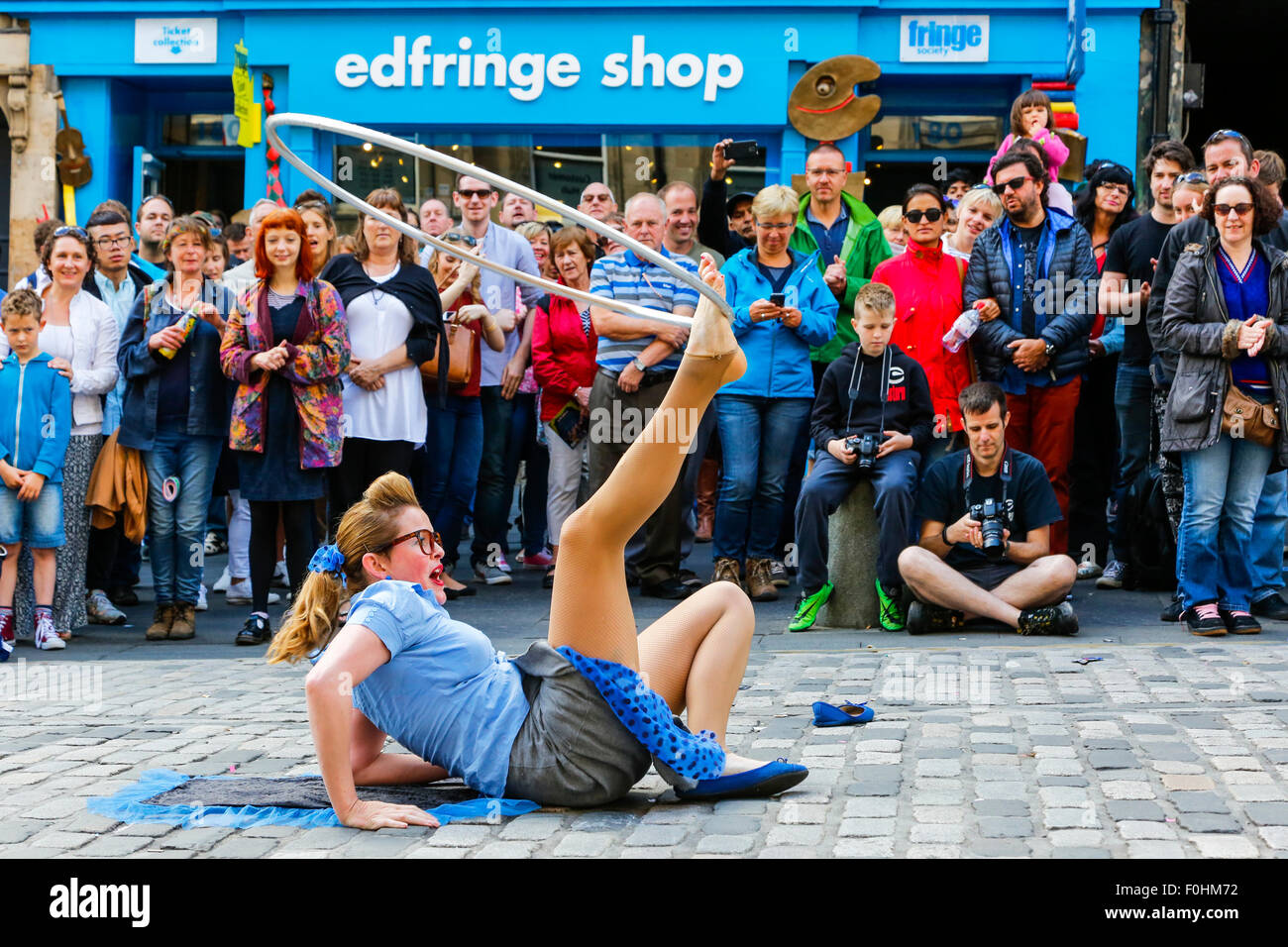 Acrobat appelé 'Maples en spectacle avec des cerceaux hoola dans le Royal Miler, au Fringe Festival d'Édimbourg, Écosse, Royaume-Uni Banque D'Images