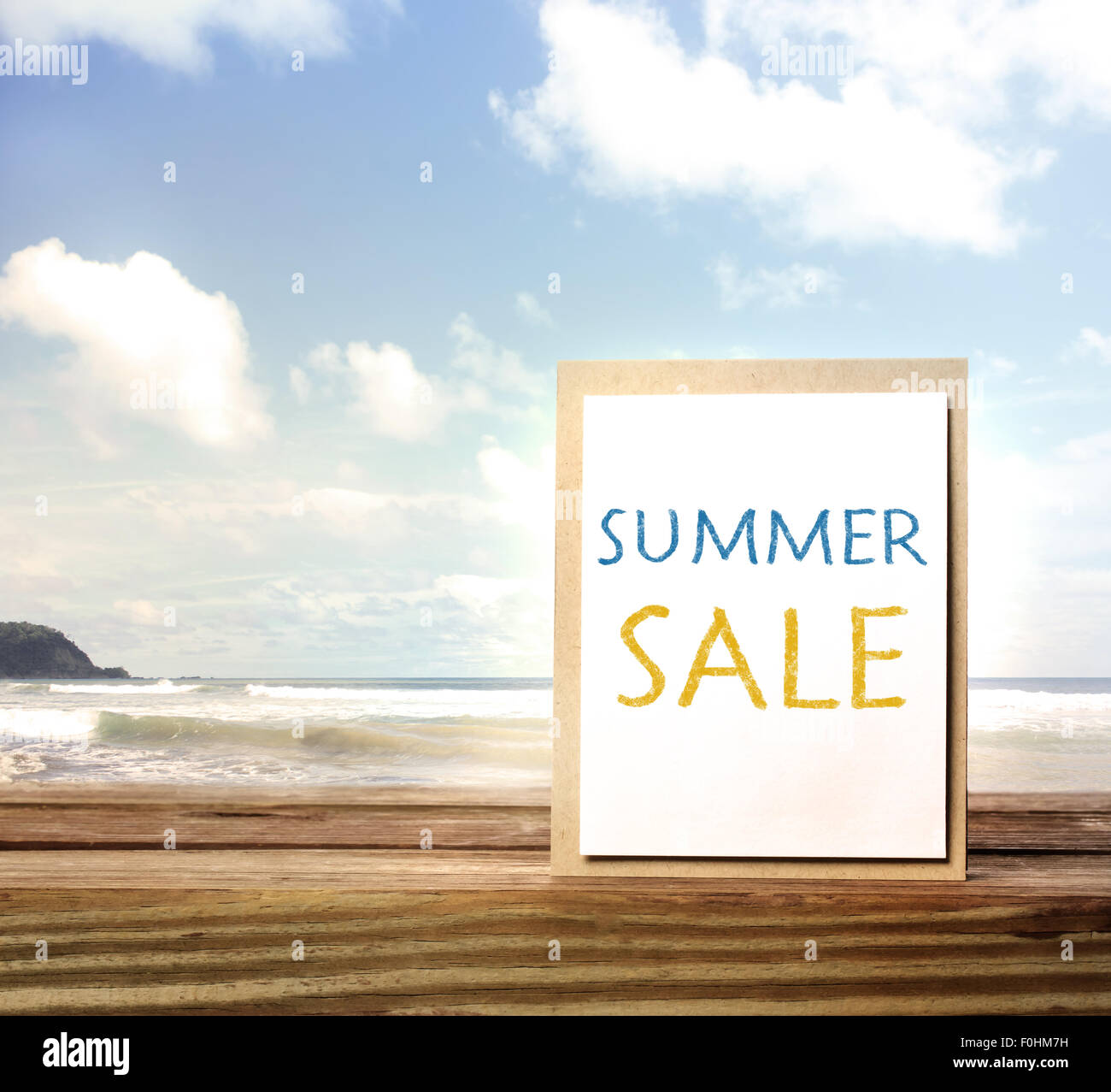 Vente d'été sur océan et le ciel bleu Banque D'Images