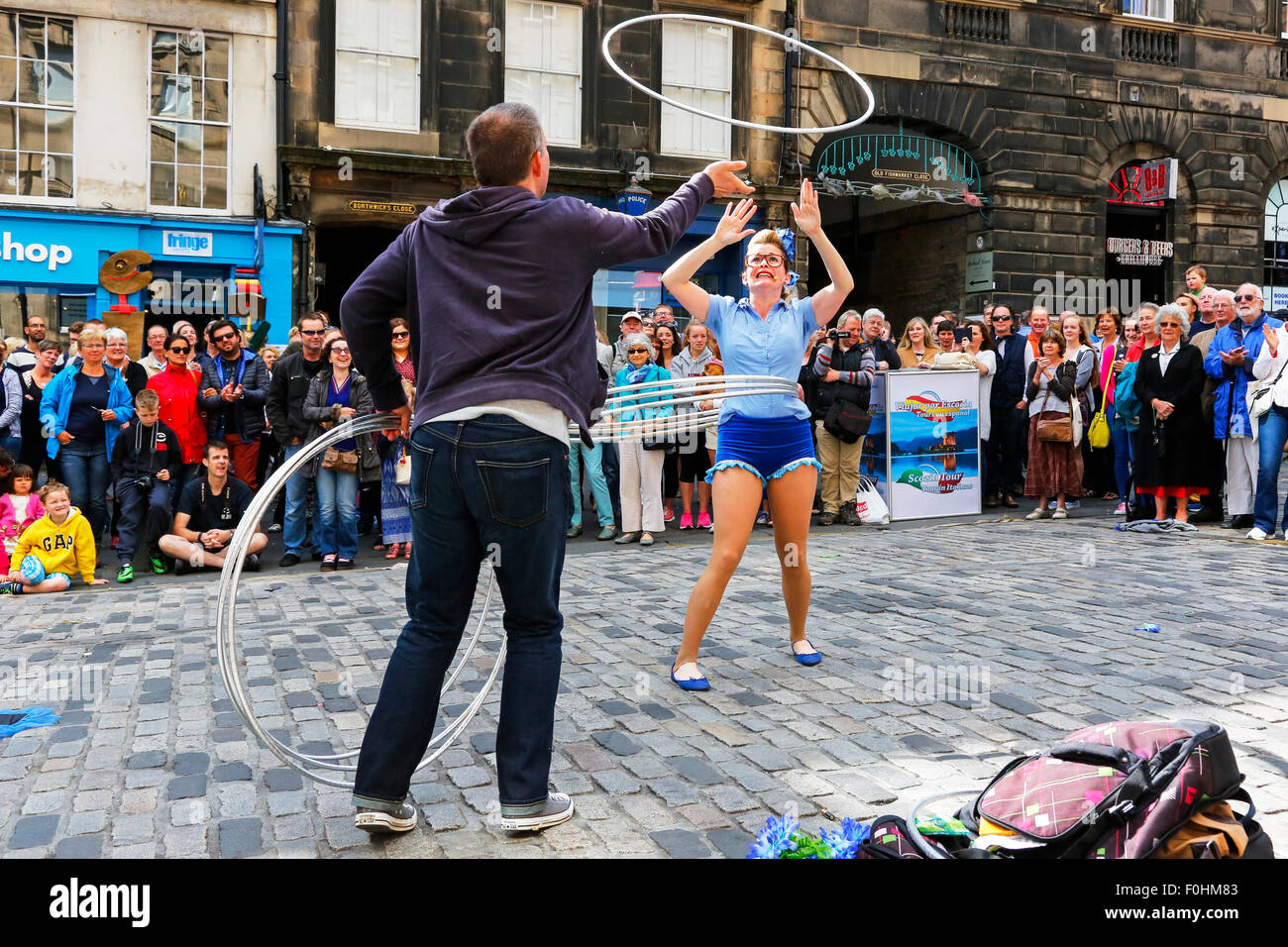 Acrobat appelé 'Maples en spectacle avec des cerceaux dans le Royal Miler, au Fringe Festival d'Édimbourg, Écosse, Royaume-Uni Banque D'Images