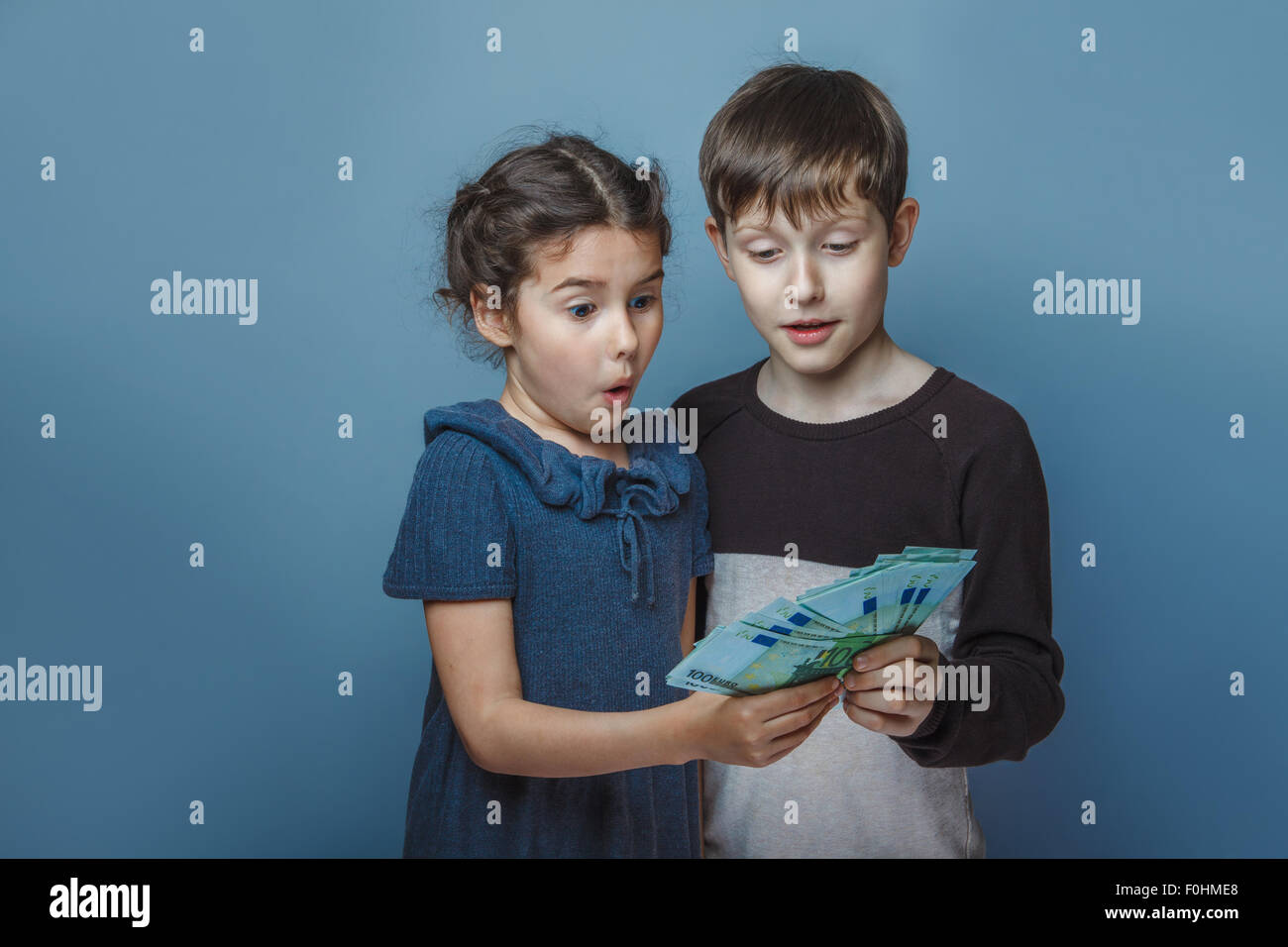 L'apparence de l'adolescent Garçon et fille 10 ans app européenne Photo  Stock - Alamy