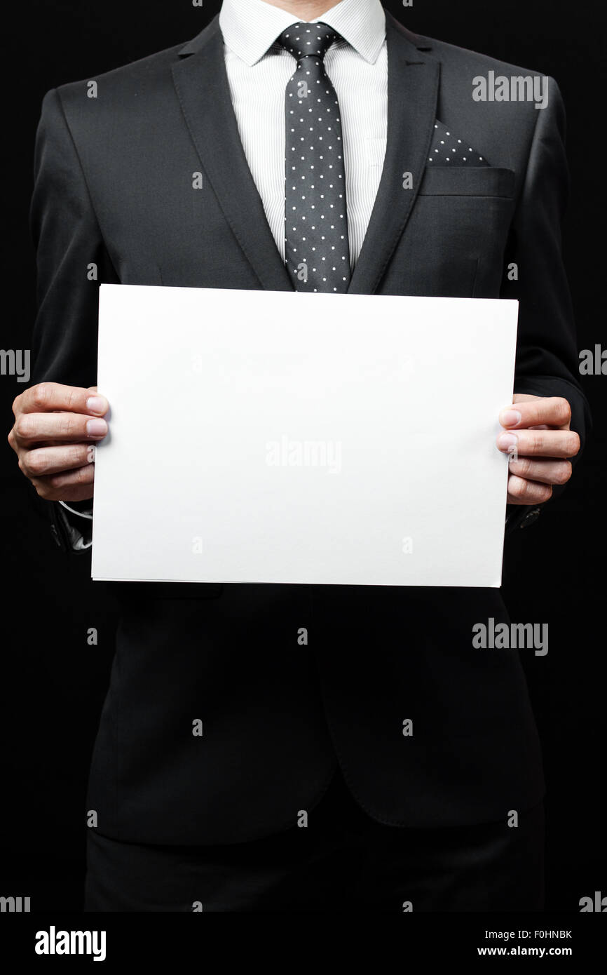 Business man holding un document Banque D'Images