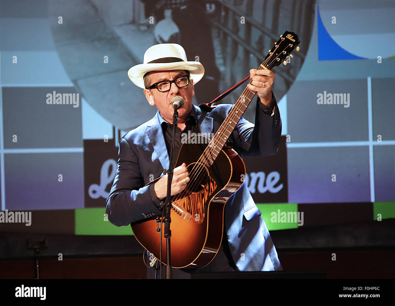 Elvis Costello live at Liverpool Philharmonic Hall comprend : Elvis Costello Où : Liverpool, Royaume-Uni Quand : 15 Oct 2015 Banque D'Images