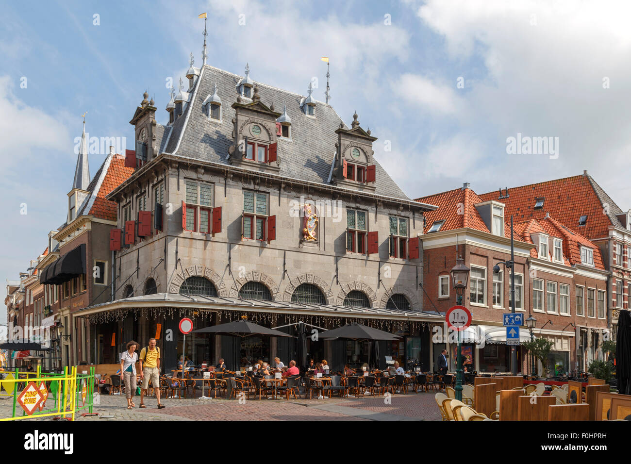 Du 17ème siècle, appelé De Hoornse Waag, maintenant un restaurant, Roode Steen, Hoorn, Noord-Holland, les Pays-Bas. Banque D'Images