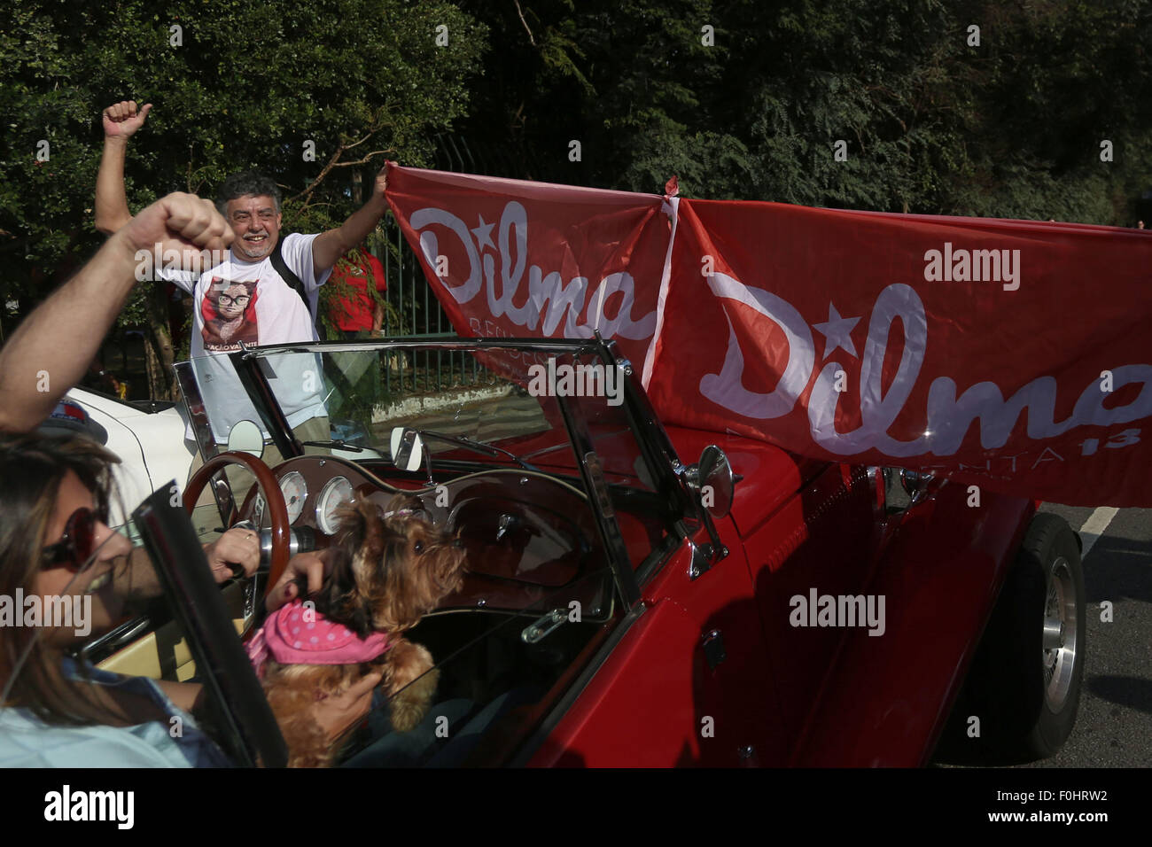 Sao Paulo, Brésil. Août 16, 2015. Les membres des syndicats, des mouvements sociaux et du Parti des travailleurs (PT, pour son sigle en espagnol), prendre part à une manifestation de soutien à la présidente du Brésil, Dilma Rousseff, en face de l'Institut Lula, à Sao Paulo, Brésil, le 16 août 2015. © Rahel Patrasso/Xinhua/Alamy Live News Banque D'Images